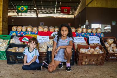 Mulheres de acampamentos e assentamentos do MST partilharam 160 cestas de alimentos